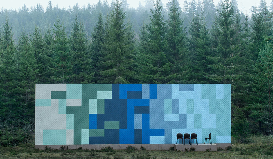 Eine Baux Fassade vor einem Waldstück. Die Farben der Panels wurden der Umgebung angepasst.