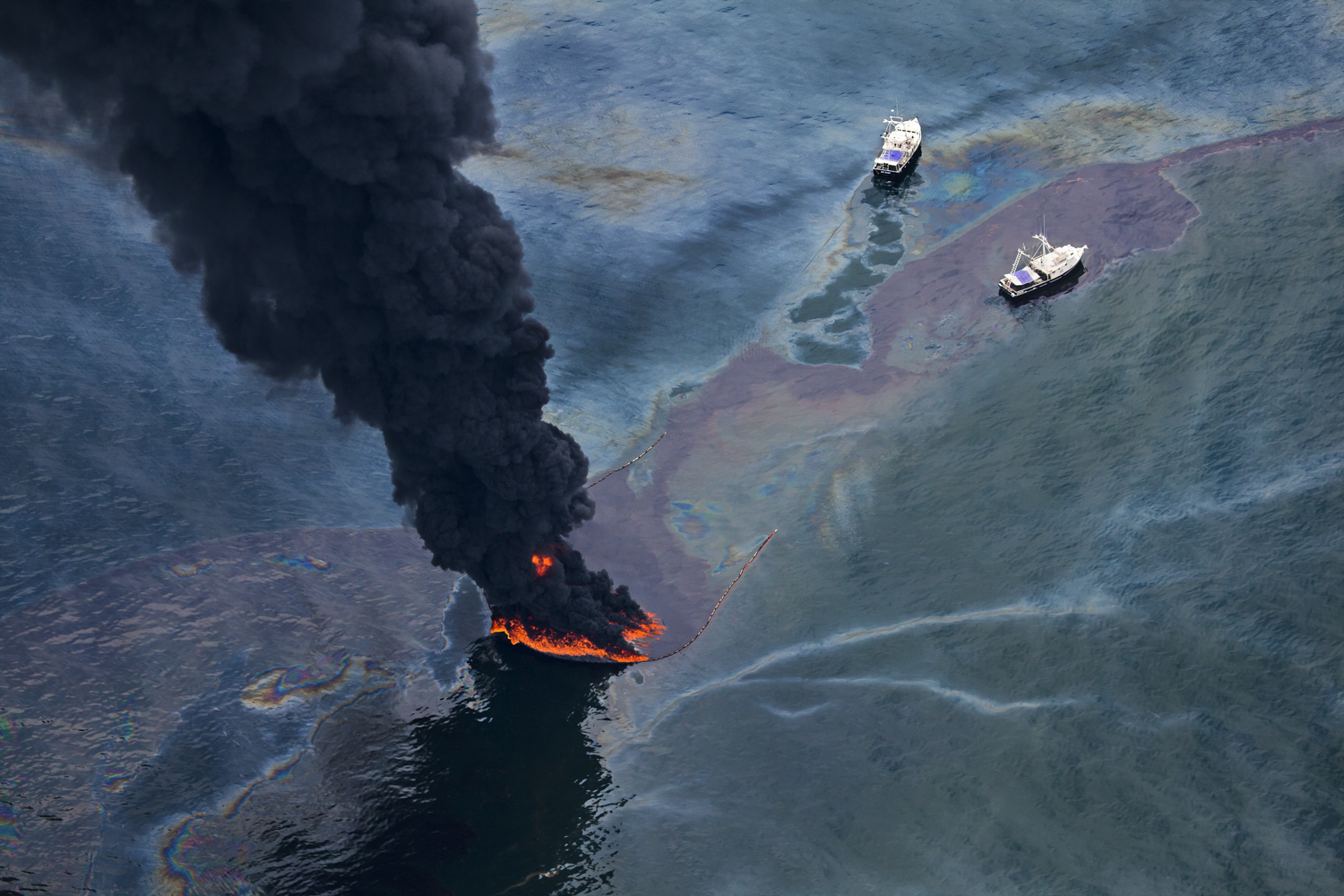 Louisiana (USA) Boats burning oil on the surface near BP's Deepwater H...